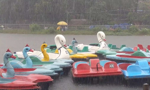 கொடைக்கானலில் இடைவிடாத மழையால் வெறிச்சோடிய சுற்றுலா தலங்கள் வியாபாரிகள் தவிப்பு