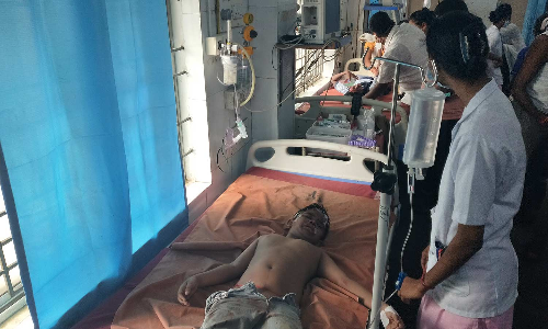 திண்டுக்கல் அருகே ஆட்டோ கவிழ்ந்து பள்ளி குழந்தைகள் உட்பட 3 பேர் காயம்