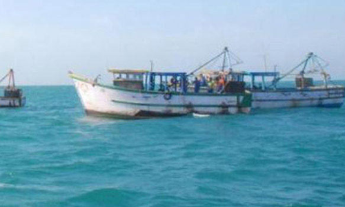 சிதம்பரத்தில் இன்று படகு கவிழ்ந்தது- நடுக்கடலில் தவித்த 6 மீனவர்கள்