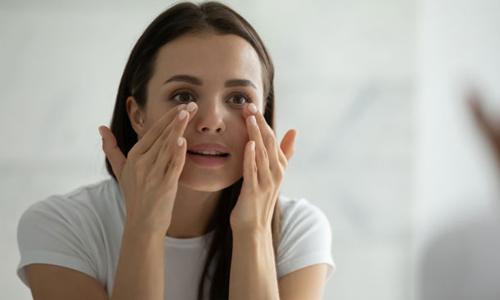 சோர்வடைந்த கண்களை புத்துணர்ச்சியாக்கும் எண்ணெய்கள்