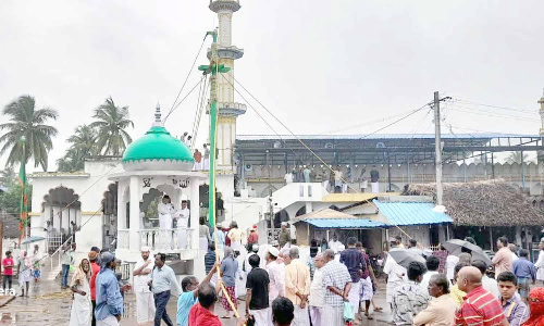 ஜாம்புவானோடை தர்காவில் கந்தூரி விழாவுக்கான கொடிமரம் நடுவிழா