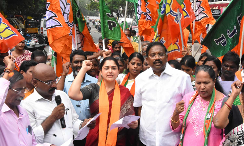 மின் கட்டணம், பால் விலை உயர்வுதான் திராவிட மாடலா?- ஆர்ப்பாட்டத்தில் குஷ்பு கேள்வி