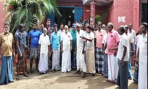 கடுவனூரில் தொடக்க வேளாண்மை கூட்டுறவு கடன் சங்கம் முன் விவசாயிகள் போராட்டம்