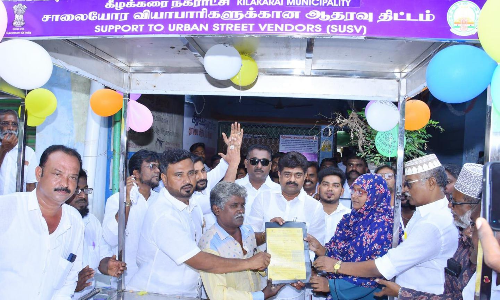 சாலையோர வியாபாரிகளுக்கு இலவச தள்ளுவண்டிகள்