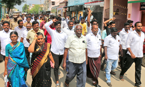 சீவலப்பேரியில் கொலை செய்யப்பட்ட தொழிலாளியின் உடலை வாங்க மறுத்து 5-வது நாளாக உறவினர்கள் போராட்டம் - பாளையில் ஊர்வலமாக சென்றனர்