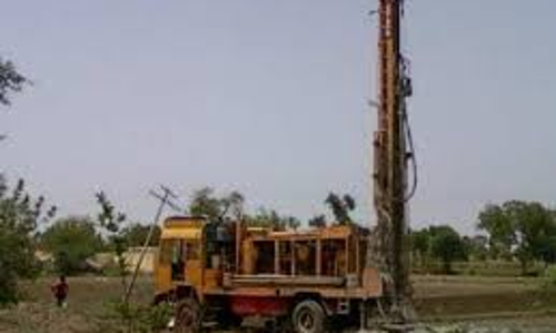 போர்வெல் லாரியில் ரூ.20 ஆயிரம் மதிப்பிலான பொருட்கள் திருட்டு