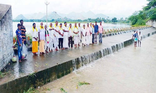 கொளத்தூர் ஏரி நிரம்பி உபரி நீர் திறப்பு
