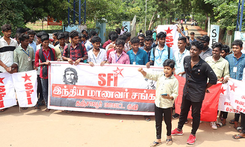 தஞ்சையில், மாணவர்கள் ஆர்ப்பாட்டம்