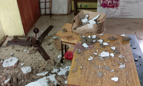 எண்ணூரில் பள்ளி அறையில் மேல்தள சிமெண்டு மின்விசிறியுடன் பெயர்ந்து விழுந்தது