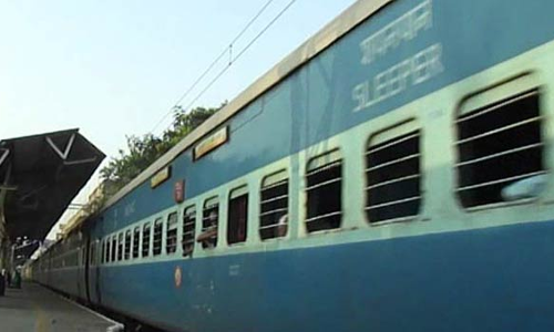 ஓடும் ரெயிலில் இருந்து தொழிலாளியை கீழே தள்ளிய கும்பல்- ஆஸ்பத்திரியில் தீவிர சிகிச்சை