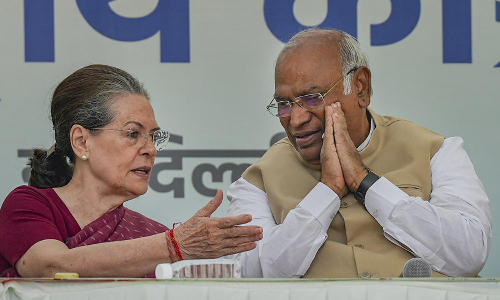 குஜராத் சட்டசபை தேர்தல் - சோனியா, ராகுல் உள்ளிட்ட நட்சத்திர பேச்சாளர்கள் பட்டியலை வெளியிட்டது காங்கிரஸ்