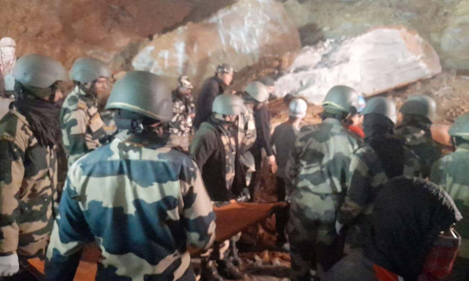 கல்குவாரி விபத்தில் சிக்கி உயிரிழந்த 11 தொழிலாளர்களின் உடல்கள் மீட்பு- மேலும் ஒருவரை தேடும் பணி தீவிரம் கல்குவாரி விபத்தில் சிக்கி உயிரிழந்த 11 தொழிலாளர்களின் உடல்கள் மீட்பு- மேலும் ஒருவரை தேடும் பணி தீவிரம்