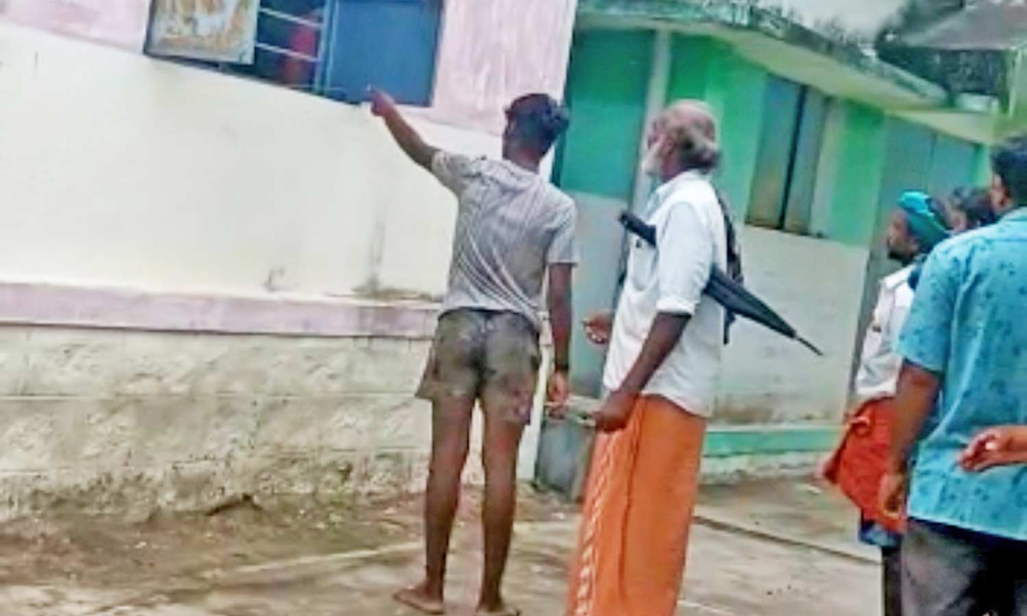 திண்டுக்கல் அருகே வி.எஸ்.கோட்டை வி.ஏ.ஓ.வுக்கு கொலை மிரட்டல் போலீசில் புகார்