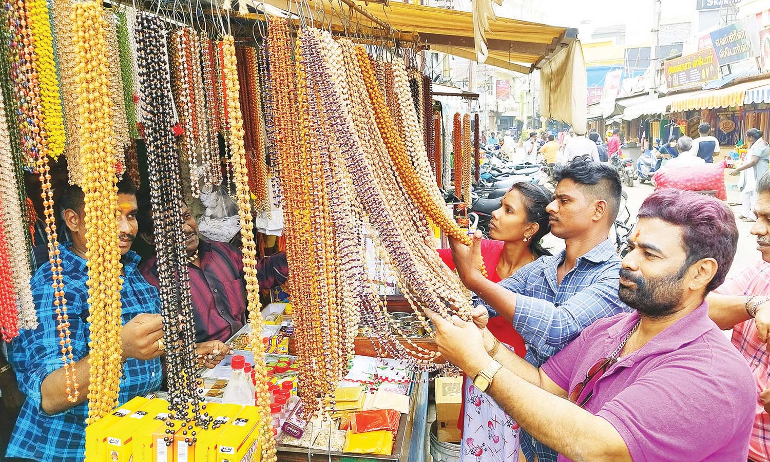 நாளை கார்த்திகை மாதப்பிறப்பு பூஜை பொருட்கள் விற்பனை விறுவிறுப்பு நாளை கார்த்திகை மாதப்பிறப்பு பூஜை பொருட்கள் விற்பனை விறுவிறுப்பு