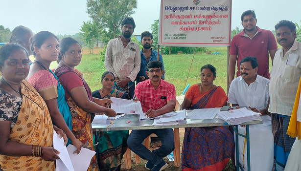 ஆரூர்பட்டியில் வாக்காளர் பெயர் சேர்க்க சிறப்பு முகாம் ஆரூர்பட்டியில் வாக்காளர் பெயர் சேர்க்க சிறப்பு முகாம்