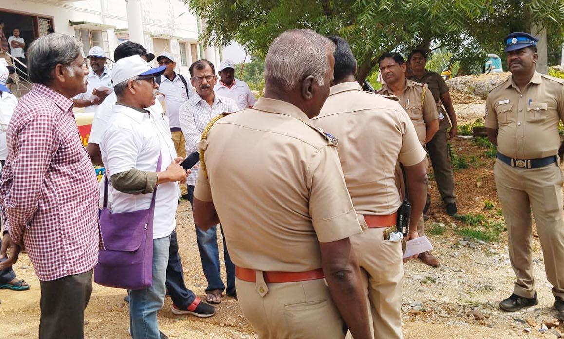 அனுமதியின்றி பேரணி சென்ற அரசு ஊழியர்கள் கைது அனுமதியின்றி பேரணி சென்ற அரசு ஊழியர்கள் கைது