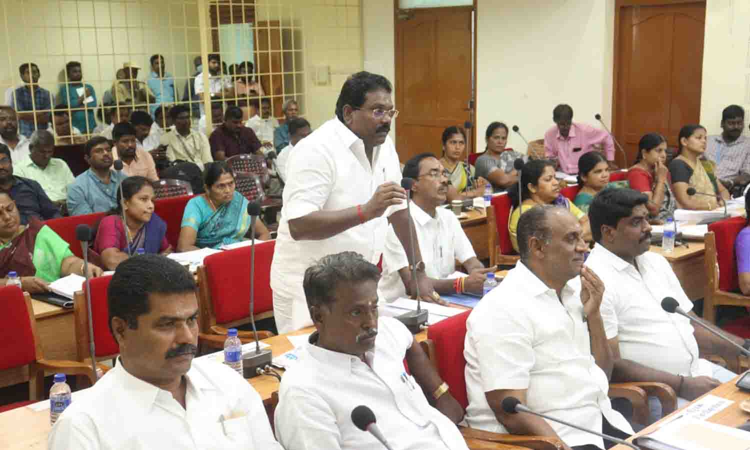 கோவில், பள்ளி, மருத்துவமனை பகுதிகளில் உள்ள மதுபான கூடங்களை   அகற்ற  வேண்டும் - அ.தி.மு.க. கவுன்சிலர்  அன்பகம் திருப்பதி வலியுறுத்தல்