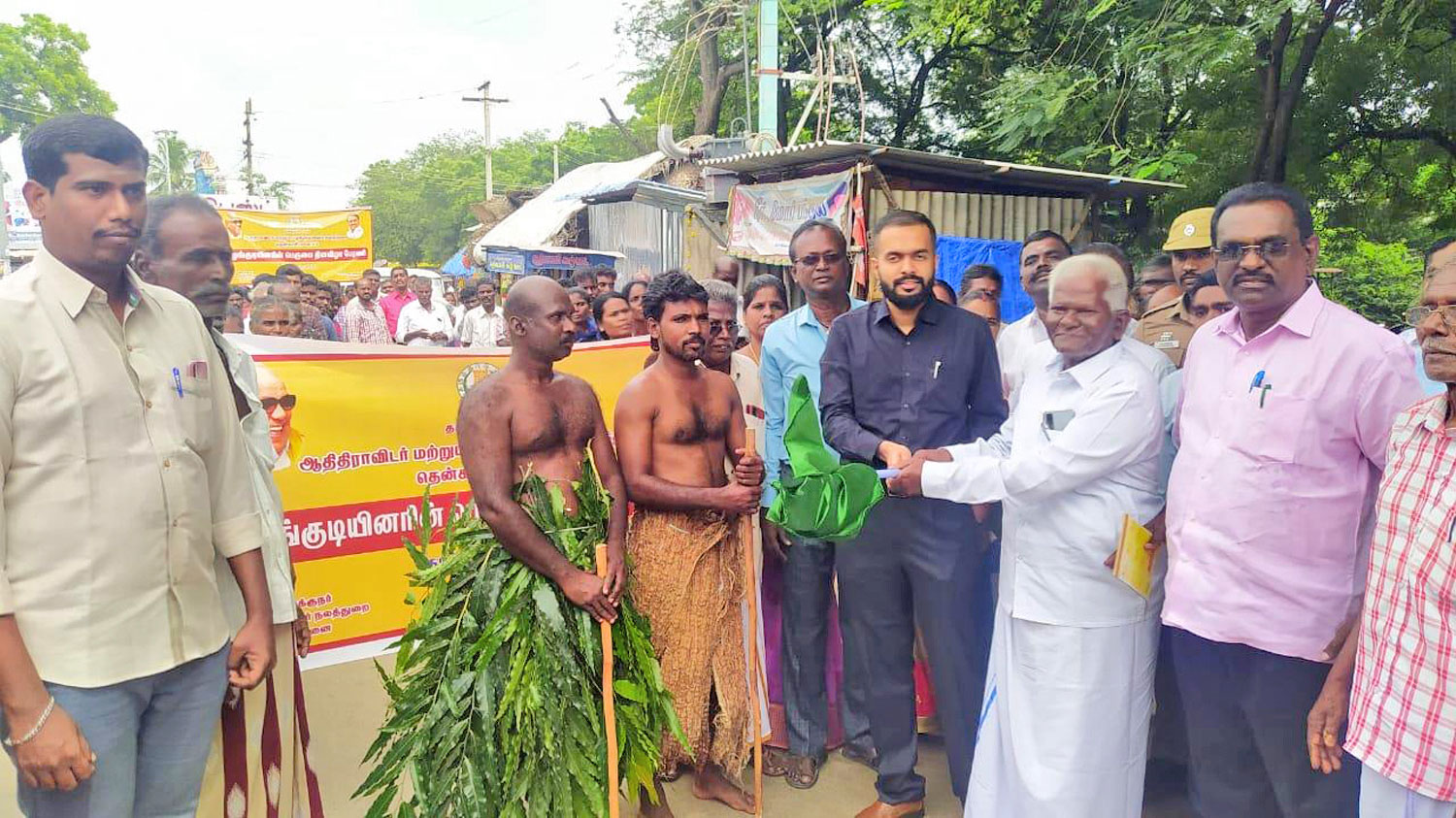 வாசுதேவநல்லூரில் பழங்குடியினர் பெருமை தின விழா - கலெக்டர் ஆகாஷ் கொடியசைத்து தொடங்கி வைத்தார்