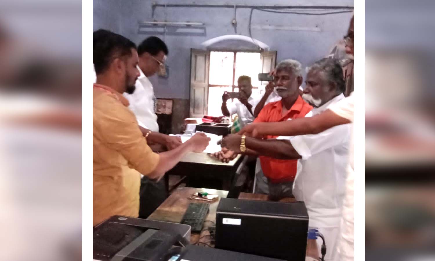 சாத்தான்குளத்தில் தபால் நிலைய அலுவலகத்தை மாற்ற எதிர்ப்பு; பொதுமக்கள், வர்த்தக சங்கத்தினர் ஆர்ப்பாட்டம் சாத்தான்குளத்தில் தபால் நிலைய அலுவலகத்தை மாற்ற எதிர்ப்பு; பொதுமக்கள், வர்த்தக சங்கத்தினர் ஆர்ப்பாட்டம்