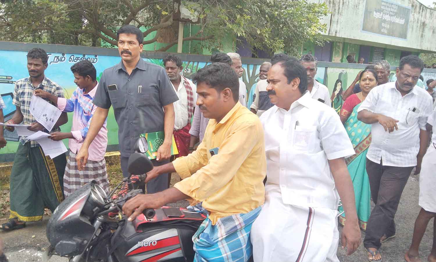 வெள்ளத்தால் பாதிக்கப்பட்ட பகுதிகளை இருசக்கர வாகனத்தில் சென்று அமைச்சர் ஆய்வு