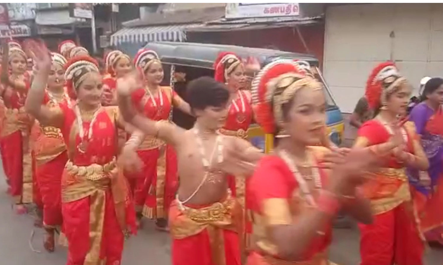 திருவண்ணாமலையில் பரத நாட்டியம் ஆடியபடி கிரிவலம் சென்ற நடன கலைஞர்கள்