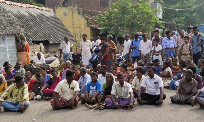 மேலூர் அருகே மதுக்கடை அமைக்க எதிர்ப்பு தெரிவித்து கிராம மக்கள் மறியல் போராட்டம் மேலூர் அருகே மதுக்கடை அமைக்க எதிர்ப்பு தெரிவித்து கிராம மக்கள் மறியல் போராட்டம்
