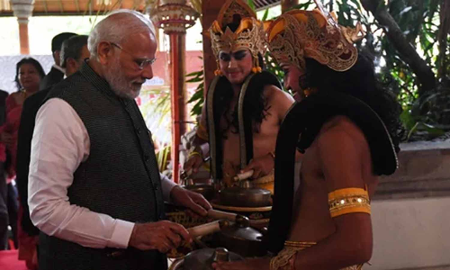 இந்தோனேசியாவில் வாழும் இந்தியர்களை சந்தித்துப்பேசிய பிரதமர் மோடி: டிரம் இசைத்து மகிழ்ந்தார்