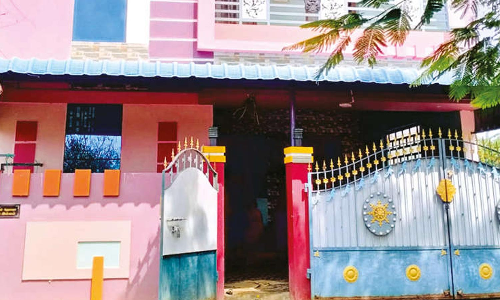 வீடு புகுந்து பெண்ணை கட்டிப்போட்டு கொள்ளையடித்த இளம்பெண்கள்