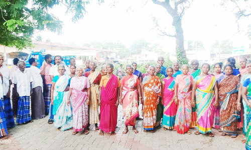 நிலக்கோட்டை அருகே அங்கன்வாடி மைய கட்டிடம் கேட்டு முற்றுகை போராட்டம்