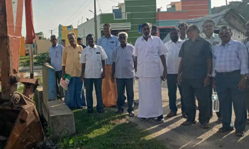 வனத்துறை பறிமுதல் செய்த பச்சைக்கிளிகளை  அமைச்சர் சுதந்திரமாக பறக்க விட்டார்