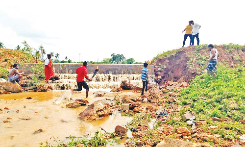 குஜிலியம்பாறையில் கனமழையால் குளம் உடைந்து வீணாகி செல்லும் தண்ணீர்