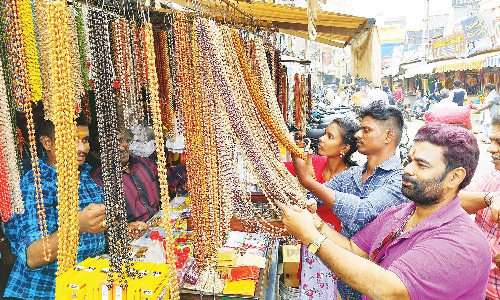 நாளை கார்த்திகை மாதப்பிறப்பு பூஜை பொருட்கள் விற்பனை விறுவிறுப்பு