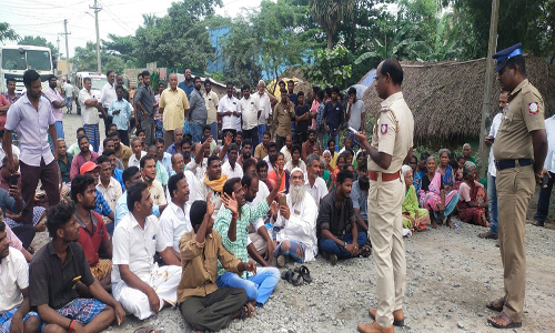 பண்ருட்டி அருகே சாலையை சீரமைக்க கோரி பொதுமக்கள் போராட்டம்