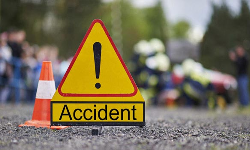 நாங்குநேரி அருகே மோட்டார் சைக்கிள் மீது மோதிய கார்; 2 பேர் படுகாயம்