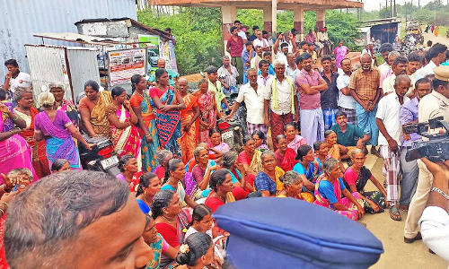 நெல்லை அருகே சாலைகளை சீரமைக்க கோரி 3 கிராம மக்கள் திடீர் மறியல்