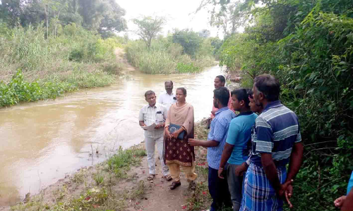 சூளகிரி அருகே ஆற்றை கடந்து சென்று உடல்கள் புதைப்பு:  மயான இடம் ஏற்பாடு  செய்வதாக அதிகாரிகள் உறுதி