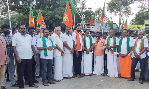 நீலகிரியில் ஆவின் பால் விலை உயா்வை கண்டித்து பா.ஜ.க.வினர்  ஆா்ப்பாட்டம்.