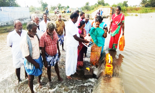 வந்தவாசி வெண்குன்றம் கிராமத்தில் ஏரி நிரம்பி உபரி நீர் வெளியேற்றம்