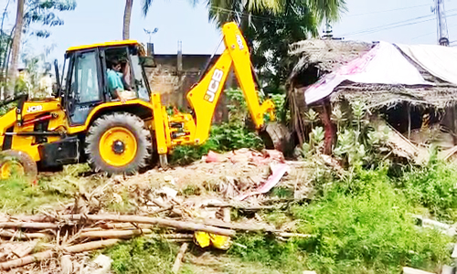 ஒடுகத்தூர் பகுதியில் ஆக்கிரமிப்பு குடிசை வீடுகள் அகற்றம்