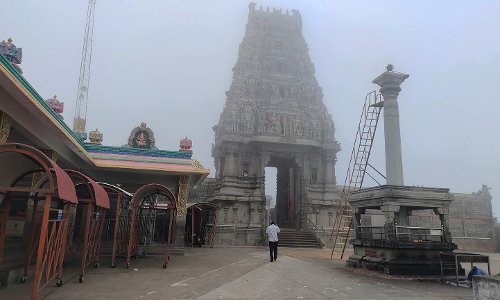 மலை கோவிலுக்கு வாகனங்கள் செல்ல முடியாமல் தவிப்பு