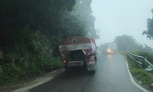 திம்பம் மலைப்பாதையில் கடும் பனி பொழிவு