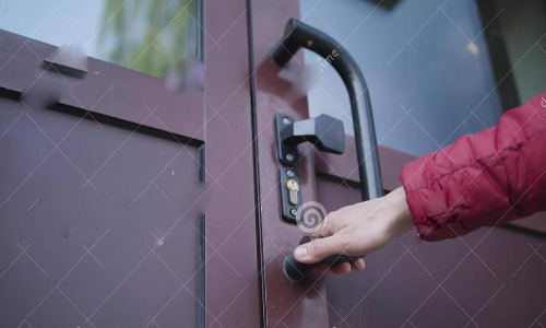 வீட்டின் உள்பக்கமாக தாழிட்டுக்கொண்ட 1½ வயது குழந்தையால் பரபரப்பு