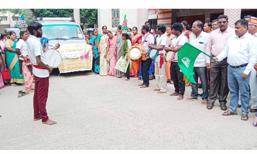 வேலூர் கலெக்டர் அலுவலகத்தில் எய்ட்ஸ் பிரசார வாகனம்