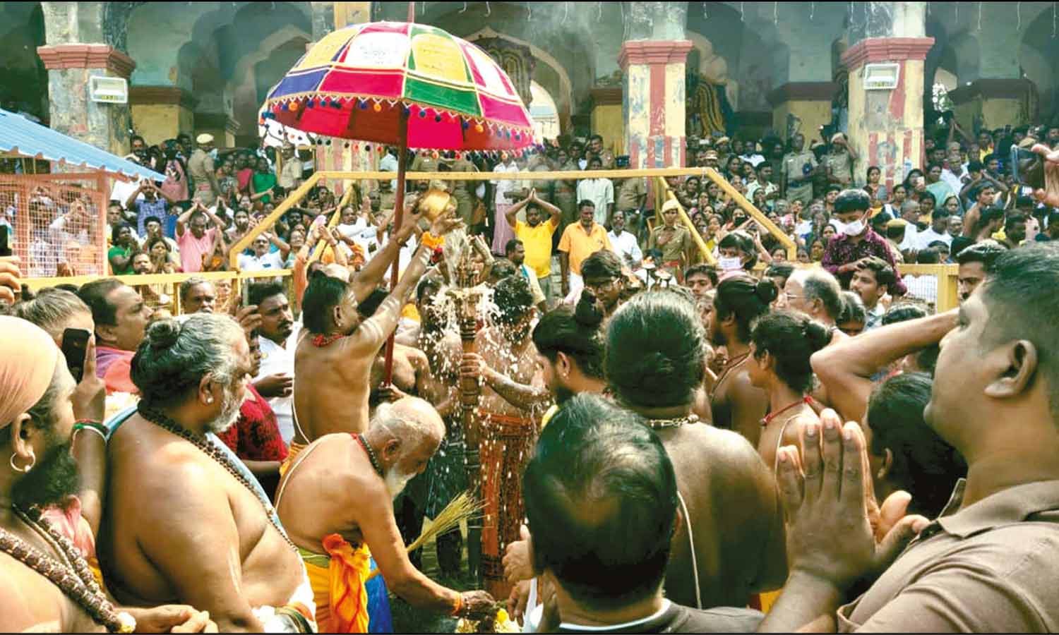 மயிலாடுதுறை காவிரி துலாக்கட்டத்தில் கடைமுக தீர்த்தவாரி