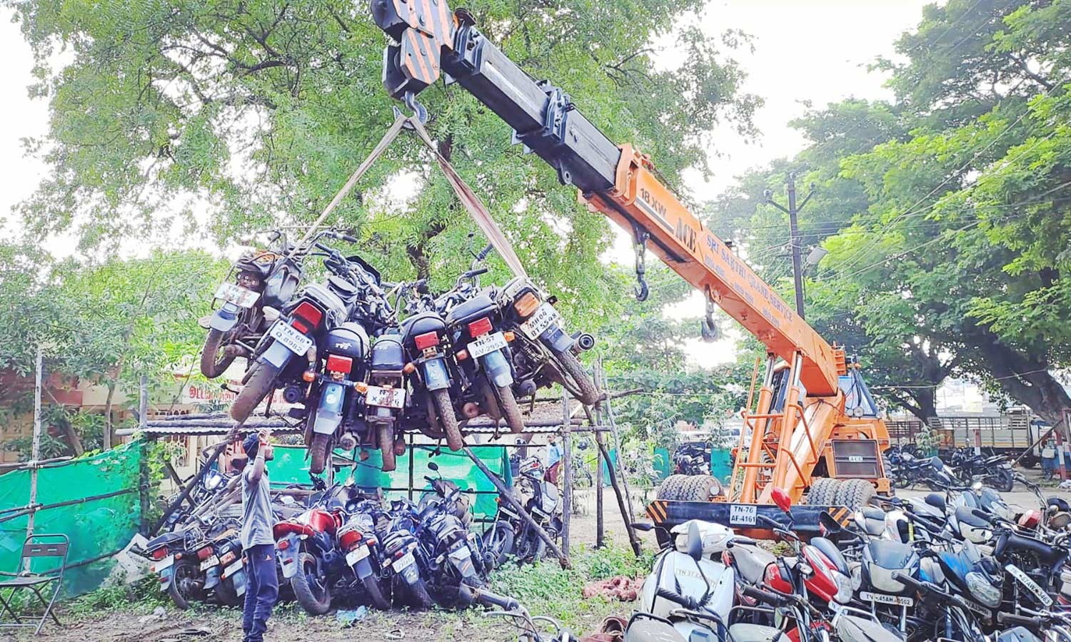 போலீஸ் நிலையத்தில் பல்வேறு வழக்குகளில் பறிமுதல் செய்யப்பட்ட வாகனங்கள் ஏலம் போலீஸ் நிலையத்தில் பல்வேறு வழக்குகளில் பறிமுதல் செய்யப்பட்ட வாகனங்கள் ஏலம்