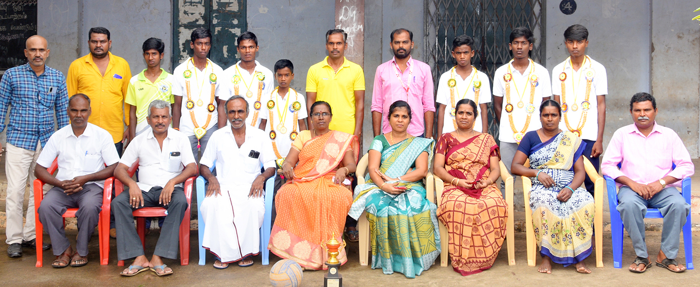 கைப்பந்து போட்டி: பாலமேடு அரசு பள்ளி மாணவர்கள் சாதனை