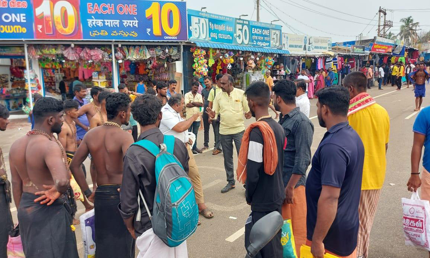 கன்னியாகுமரி முக்கோண பூங்கா முன்பு நிறுத்தி இருந்த இருசக்கர வாகனங்களுக்கு அபராதம் விதித்த போலீசாரை முற்றுகையிட்ட அய்யப்ப பக்தர்கள்