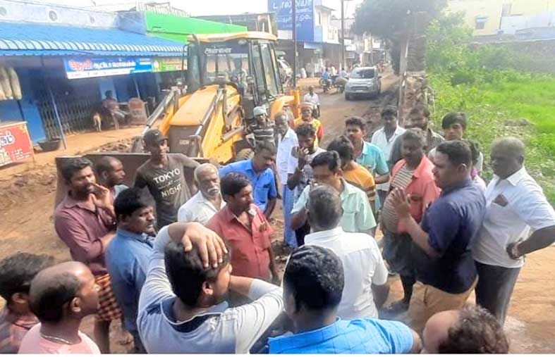 ஆலங்குளத்தில் காய்கறி மார்க்கெட் சாலை பணியை தடுத்து நிறுத்திய வியாபாரிகள்