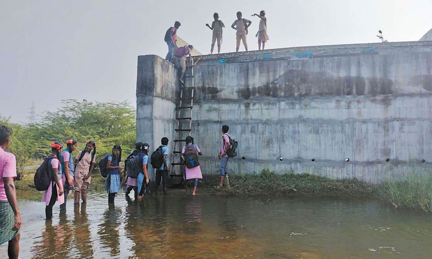 கொசஸ்தலை ஆற்று வெள்ளப்பெருக்கால் 13 கிராமங்கள் துண்டிப்பு