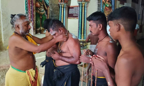 சாமியே சரணம் ஐயப்பா என்ற கோஷம் முழங்க மாலை அணிந்து விரதம் தொடங்கிய ஐயப்ப பக்தர்கள்